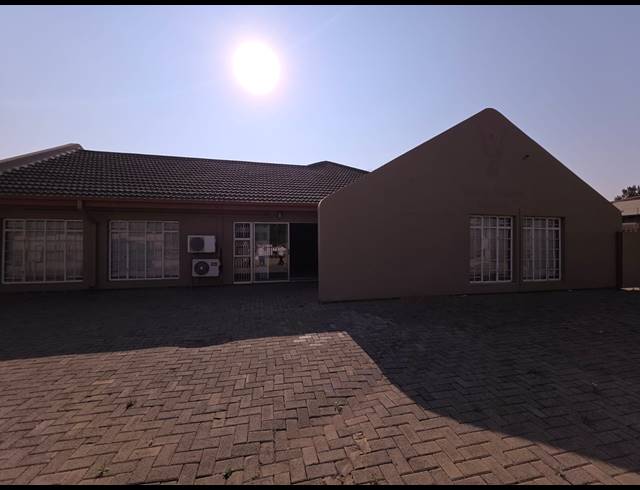 1,500M² OFFICE FOR SALE IN THREE RIVERS